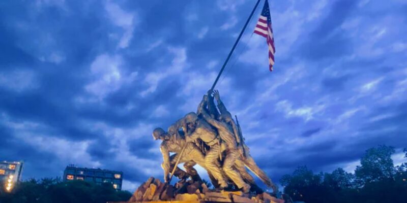 Soldiers rasing the US flag